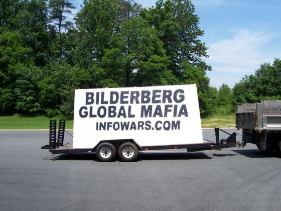 AlexJones2008BilderbergProtest2m Mange mener at Bilderbergerne er en global mafia.