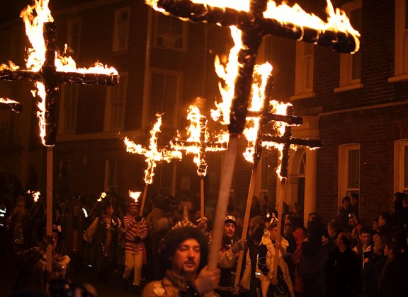 Martyrs_Crosses Mussadas var om Islams periodiske vekst og fall.