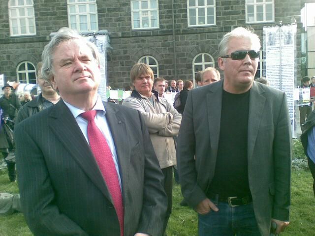 Islandsk tidligere statsminister og senere Sentralbanksjef og Bilderberger David Oddson (til venstre) gjennomførte operasjonen galant for sine sjefer. Husk at vår egen Sentralbanksjef Gjedrem også er Bilderberger og Rockefeller 'stooge'.