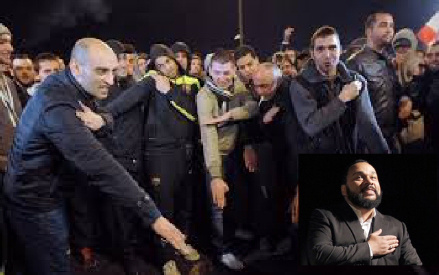 Dieudonne som gjør sionist mostandsbevegelsens gestture "the quenelle" herjer i Frankrike